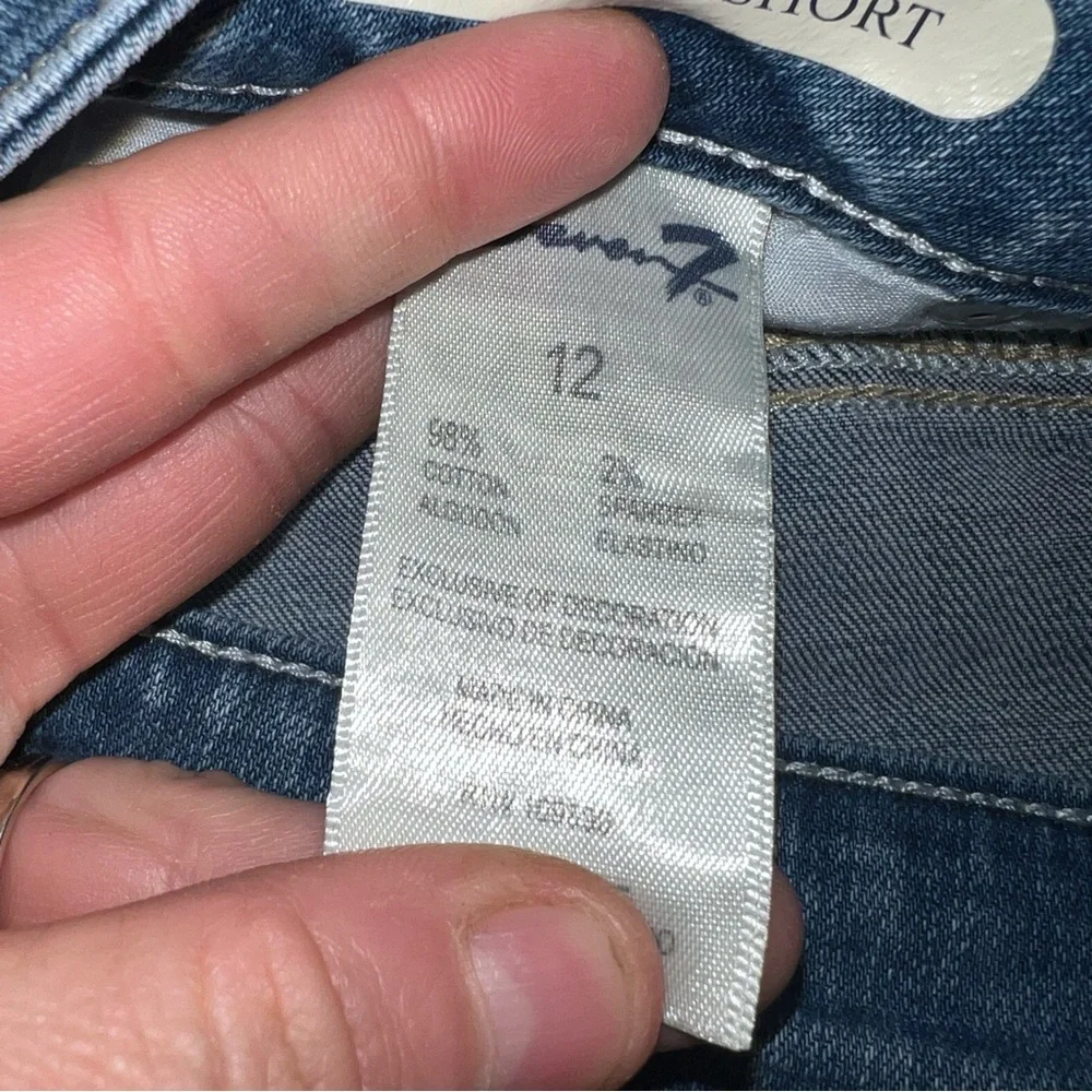 Seven7 weekend shorts light wash distressed jean shorts size 12